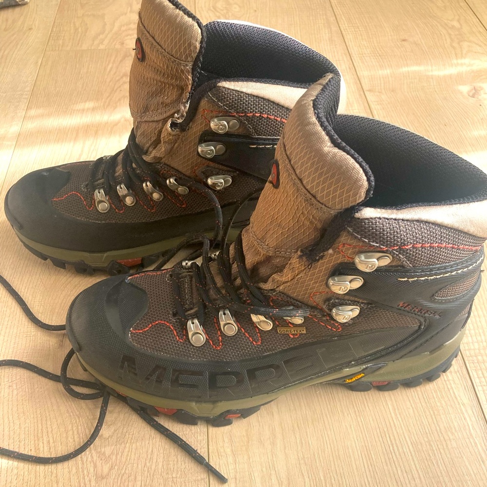 Merrell Outbound Mid Gore-Tex Hiking Boots Men’s size 8 - Brown and Black